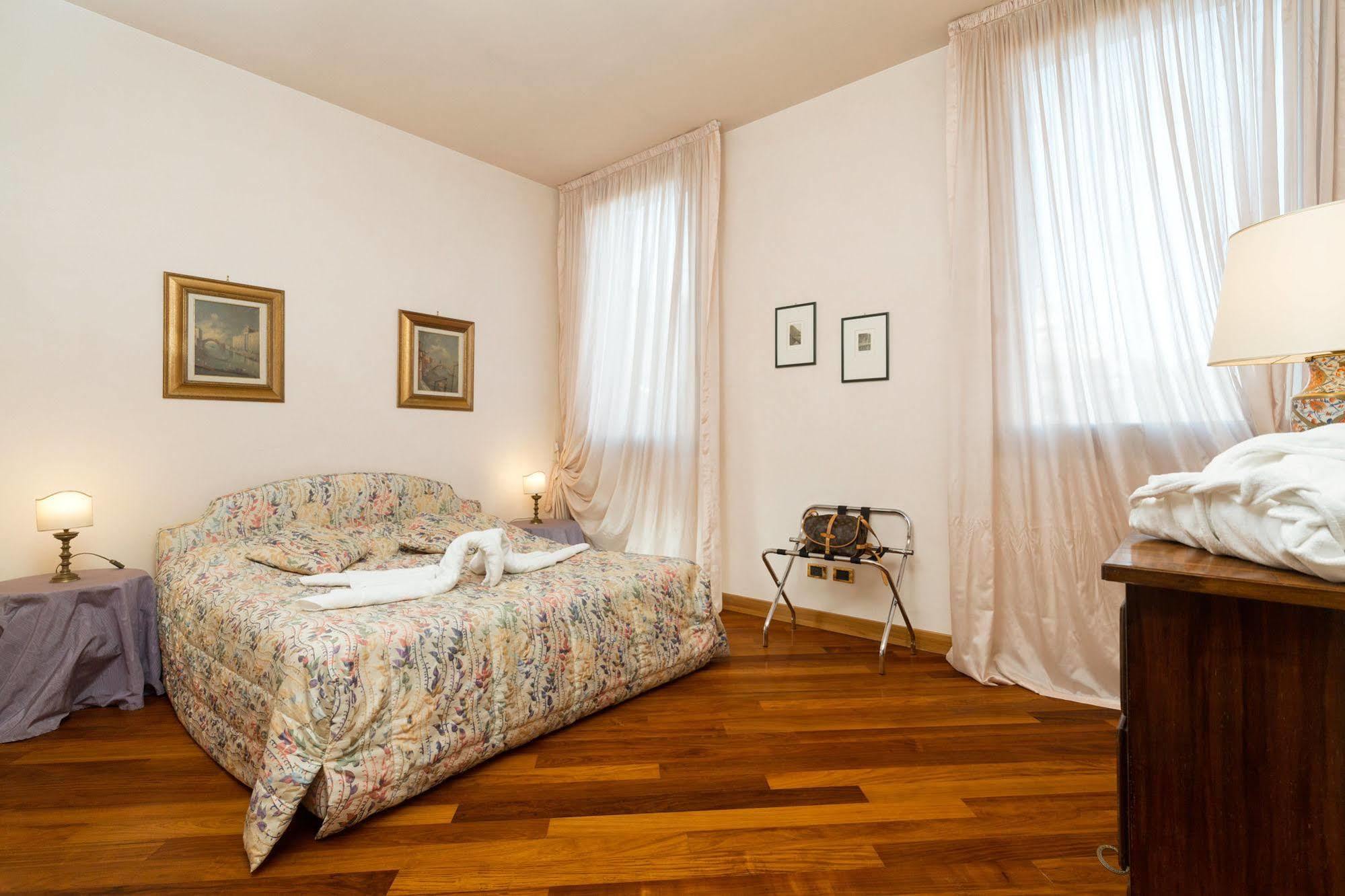 Very Central Apartment In Historical 1600 Palace With Lift Within A Few Min Walk From San Marco Square Венеция Экстерьер фото